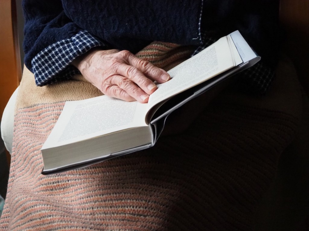 El confinamiento extremo de mi madre nonagenaria, entregada a la compañía imaginaria de su lectura y al hilo de nuestras charlas&nbsp;telefónicas