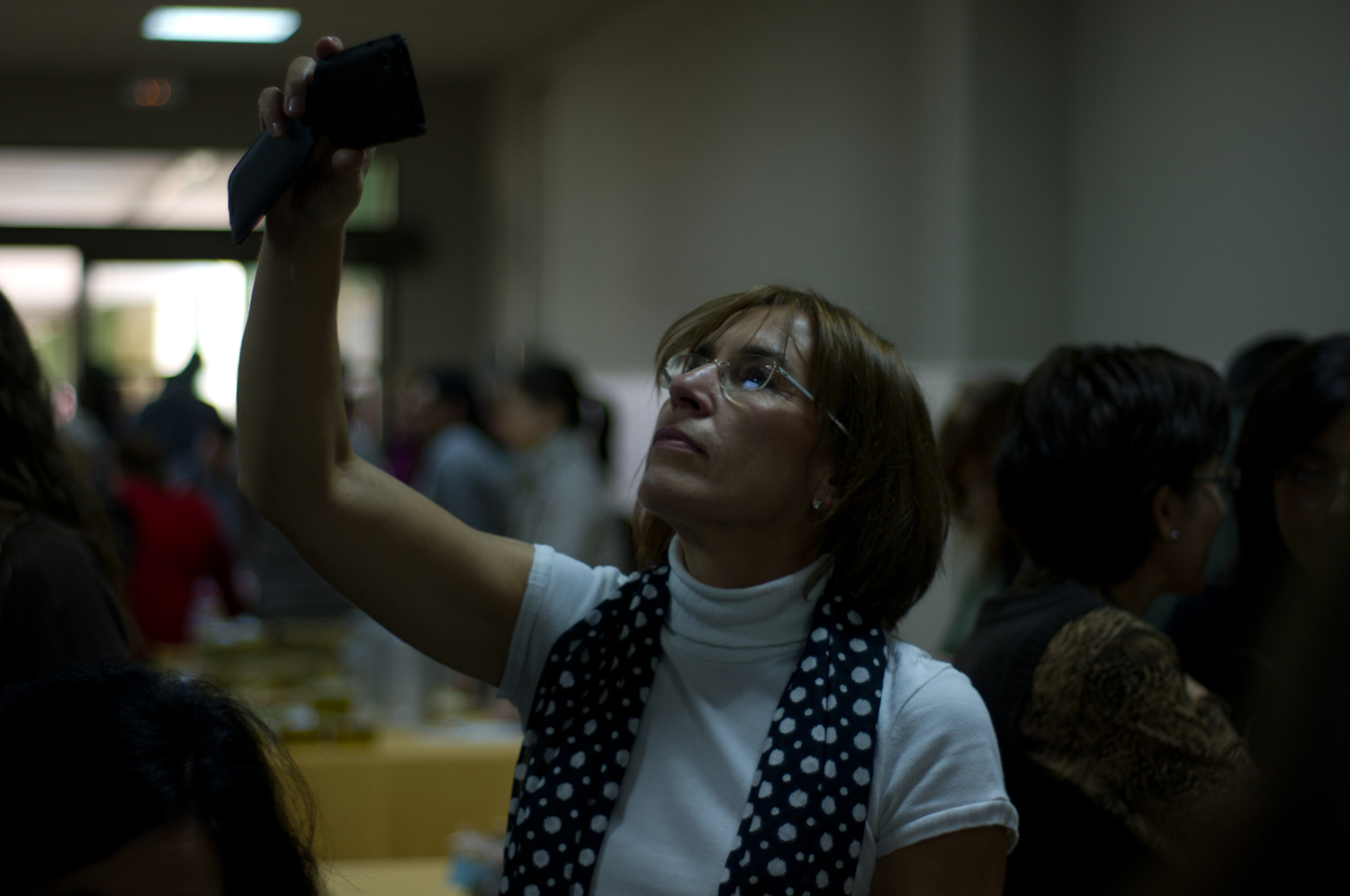 Manuela recogiendo evidencias gráficas