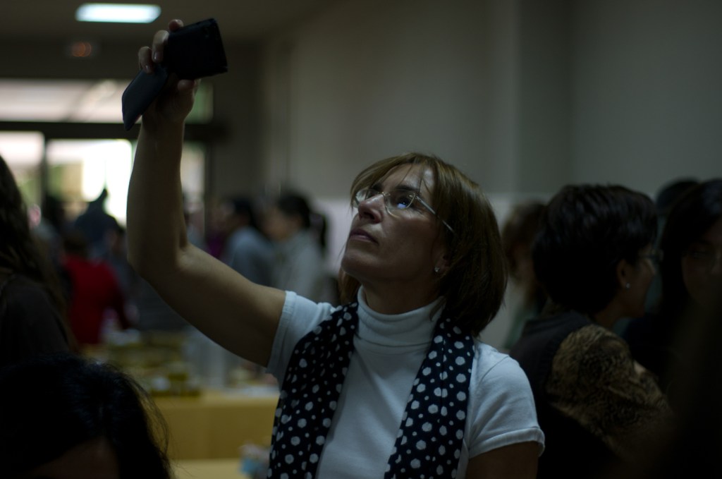 Manuela recogiendo evidencias gráficas